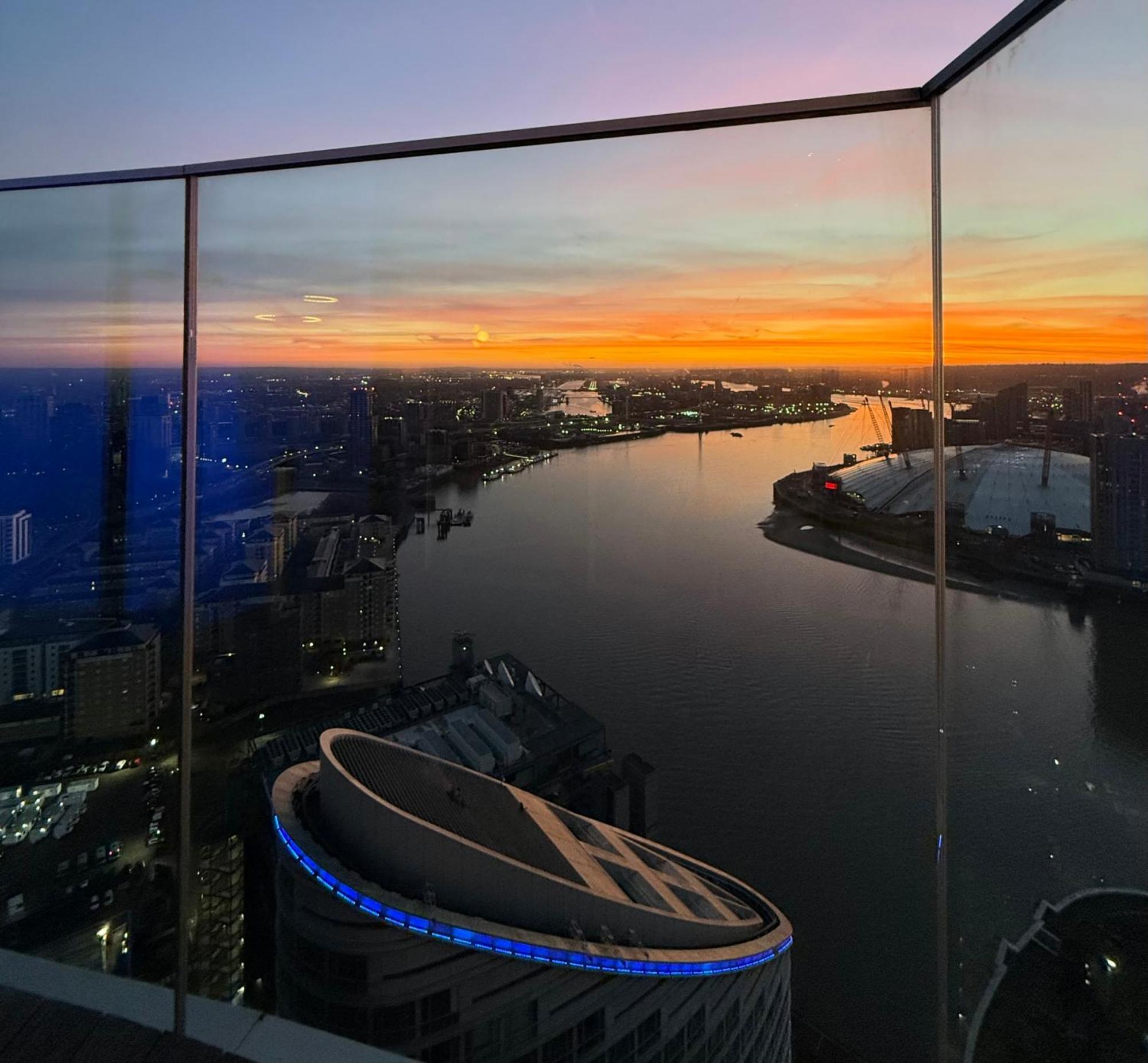 Luxury Modern 2 Bed Flat With Balcony And City View - Canary Wharf City Center 런던 외부 사진